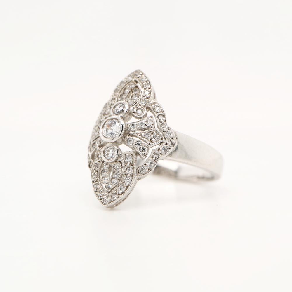 Vintage Filigree shield ring in White Gold and Diamond