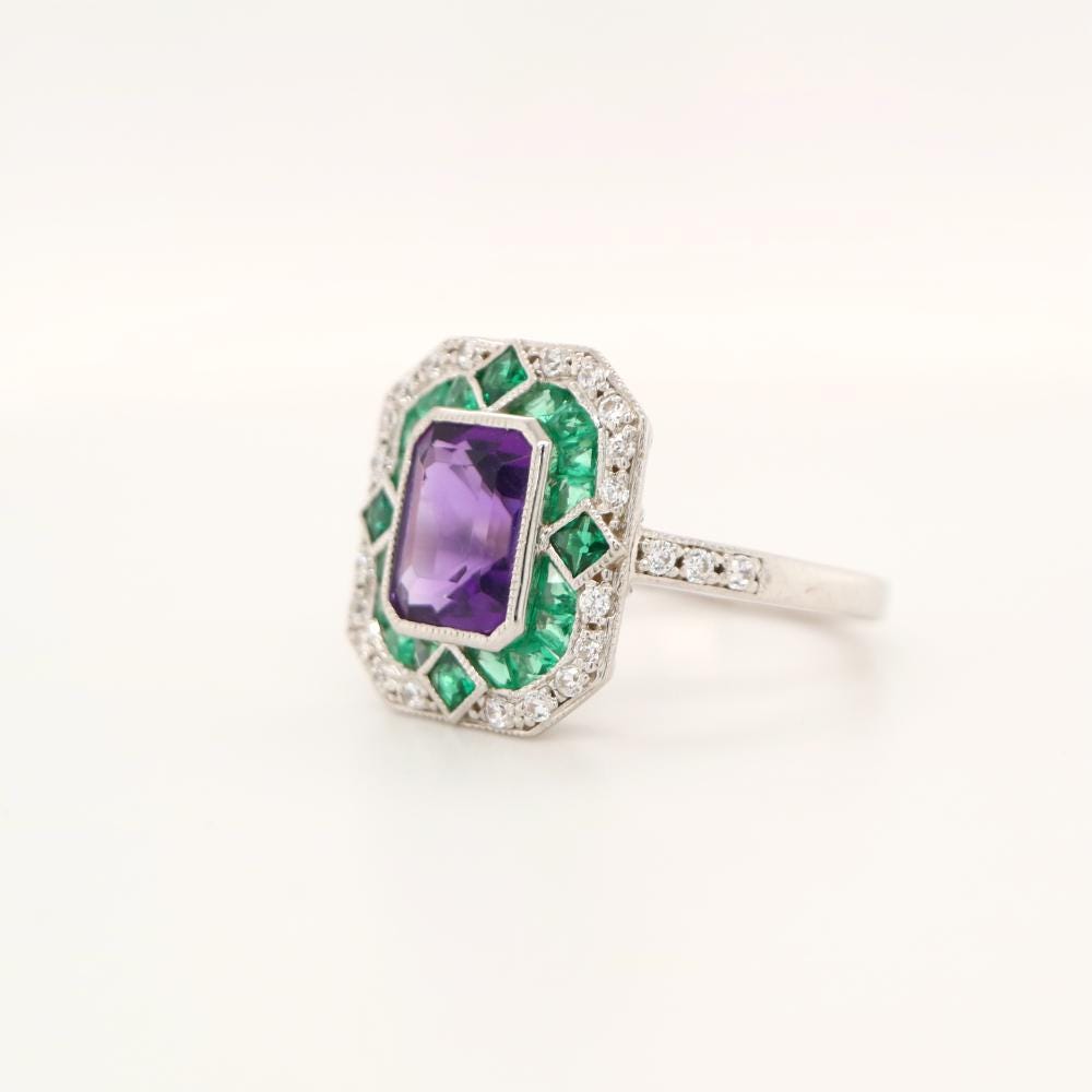 Art Deco Cocktail Ring with Amethyst and emerald in white gold