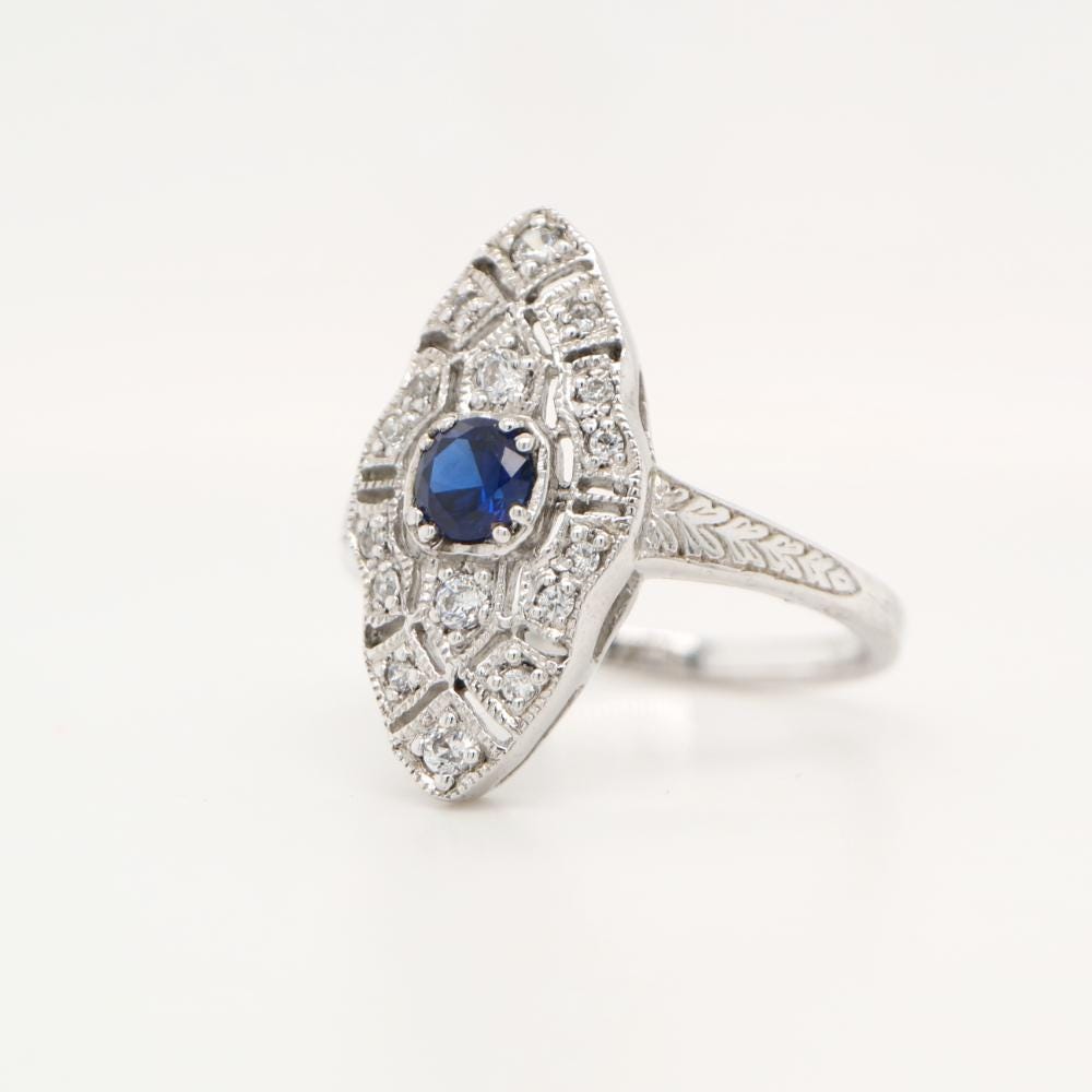 Art Deco Shield Ring in White Gold with Sapphire and Diamond